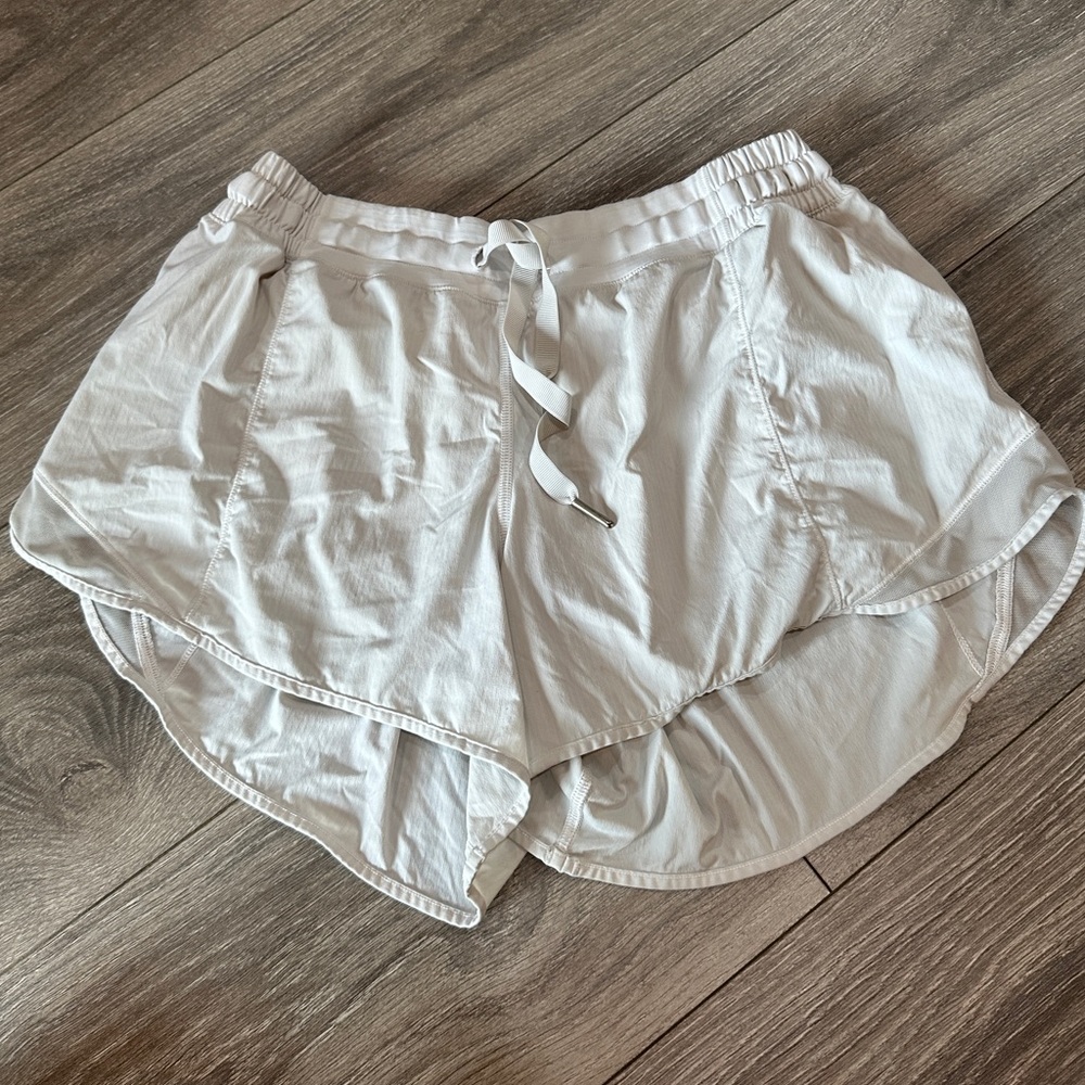 Lululemon Hotty Hot Low-Rise Lined Short 4" Size 10
